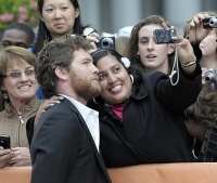 Sam Worthington llegó a promocionar sus cintas "The Debt" y "Last Night"